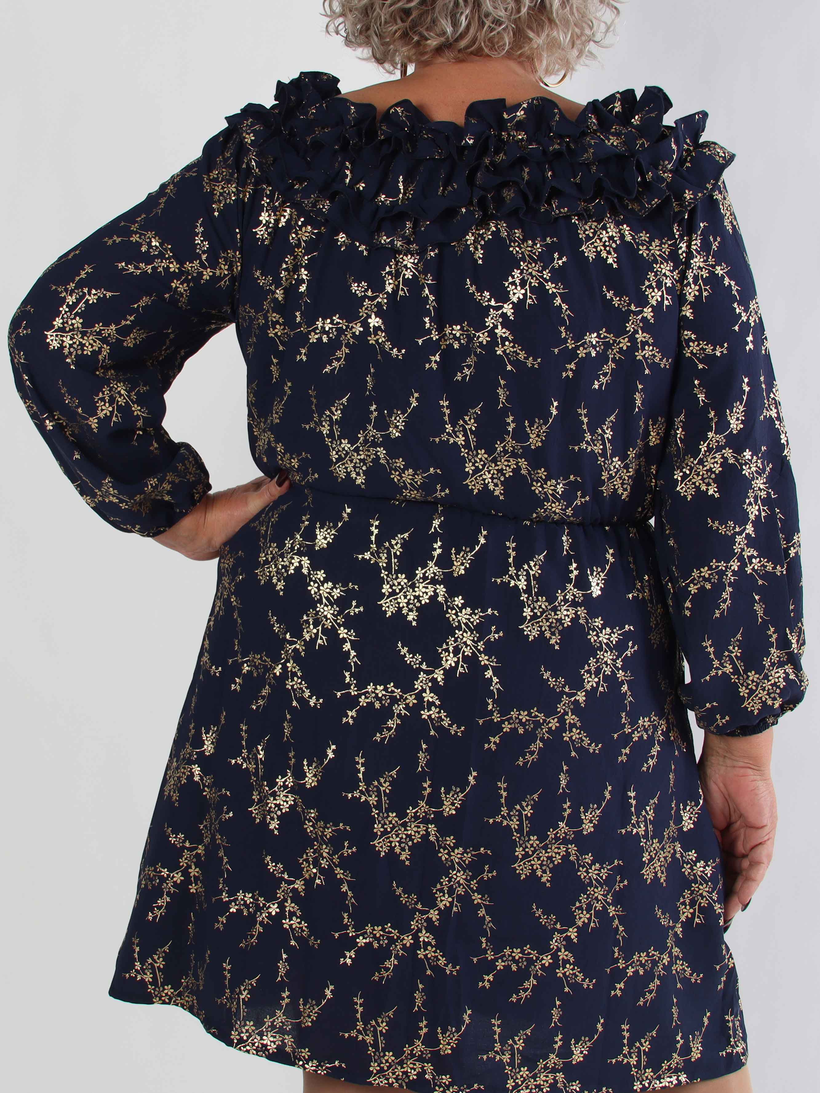 Chili Gold Fitted Dress - Plus size kjole i guld print med flæsekant og elastik i taljen